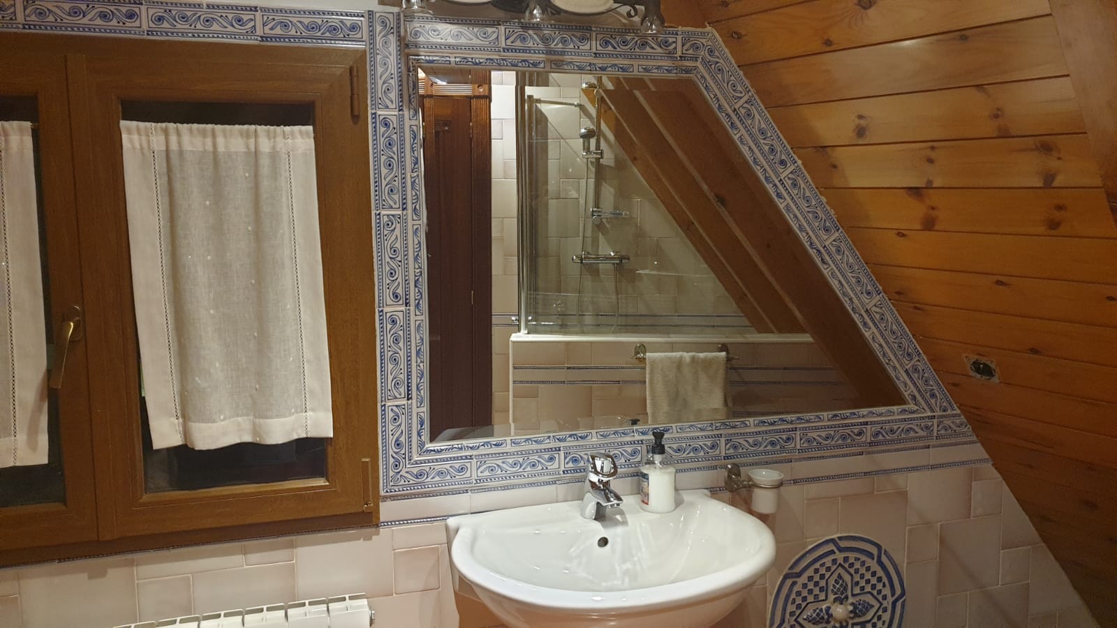 20_bano-montana-ceramica-azul-de-teruel-4.jpg